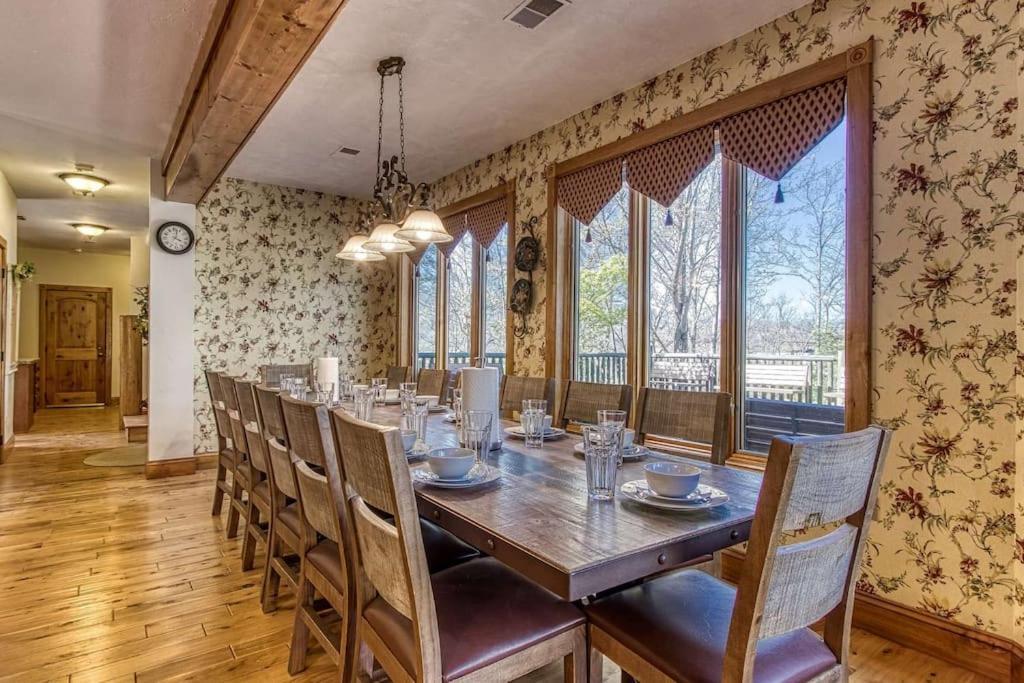 Вилла Mountain Bliss: Estate W/ Views~Firepit~Hot Tub~Gburg 5Min~3 Pools Гатлинбург Экстерьер фото