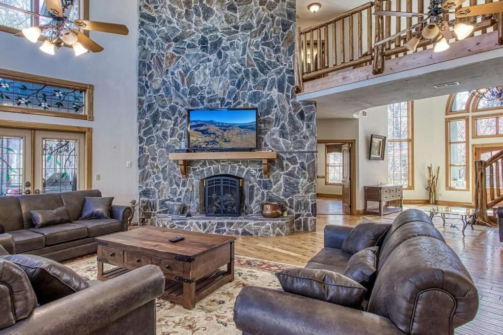 Вилла Mountain Bliss: Estate W/ Views~Firepit~Hot Tub~Gburg 5Min~3 Pools Гатлинбург Экстерьер фото