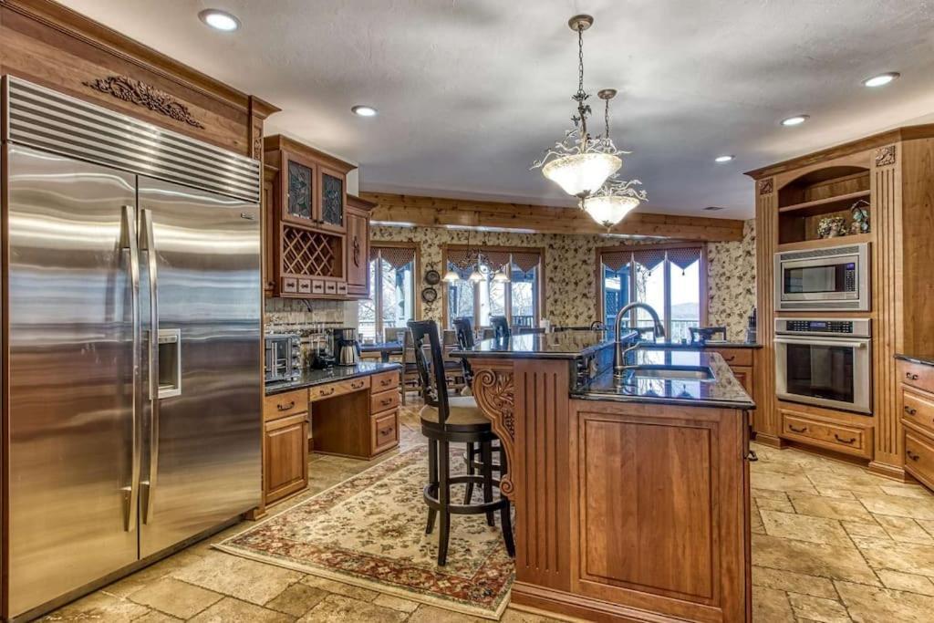 Вилла Mountain Bliss: Estate W/ Views~Firepit~Hot Tub~Gburg 5Min~3 Pools Гатлинбург Экстерьер фото